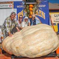 2015 Pumpkin Weigh-Off Winner Steve Daletas, wife Susie and parents