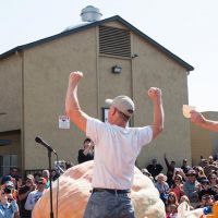 2017 Pumpkin Weigh-Off Winner Joel Holland