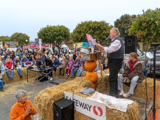Cameron Palmer announcing contest entries